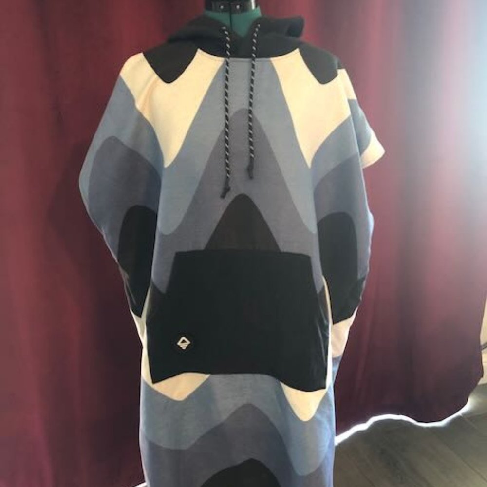 Nomadix Changing Poncho: Blue Multi